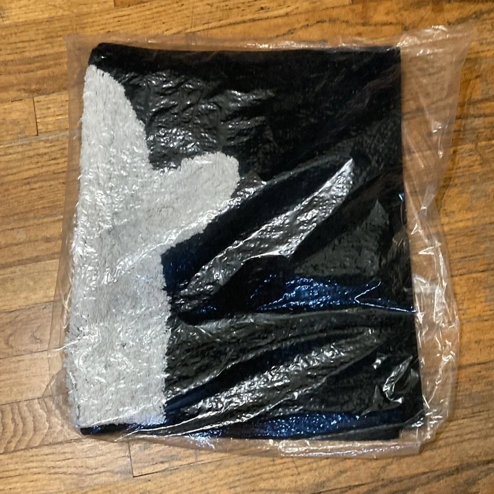 ONLY 2 LEFT! NWT AVANTI GHOST BLACK AND WHITE HALLOWEEN BATH MAT/RUG